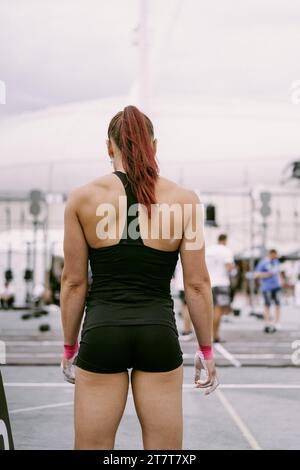 CrossFit-Wettbewerb für Damen. Junge Frau Crossfit-Athletin. Stockfoto