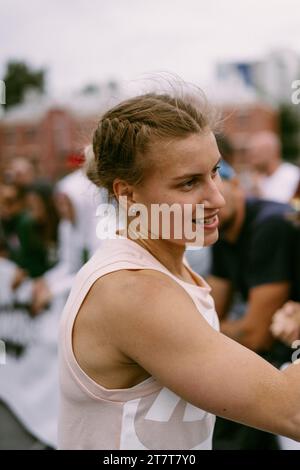 CrossFit-Wettbewerb für Damen. Frau mit Kurzhanteln. Stockfoto