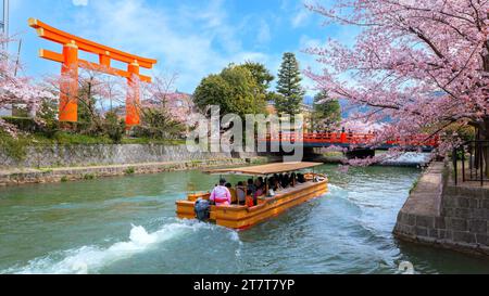 Kyoto, Japan - 2. April 2023: Bootstour auf dem Okazaki Jikkokubune, 3 km vom Nanzenji-Bootsanleger zum Ebisu-Staudamm und hin- und Rückfahrt Stockfoto