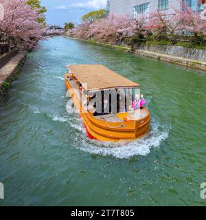 Kyoto, Japan - 2. April 2023: Bootstour auf dem Okazaki Jikkokubune, 3 km vom Nanzenji-Bootsanleger zum Ebisu-Staudamm und hin- und Rückfahrt Stockfoto