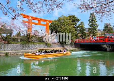 Kyoto, Japan - 2. April 2023: Bootstour auf dem Okazaki Jikkokubune, 3 km vom Nanzenji-Bootsanleger zum Ebisu-Staudamm und hin- und Rückfahrt Stockfoto
