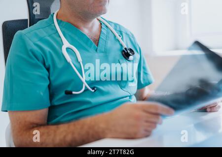 Arzt analysiert Röntgenaufnahmen, stellt Diagnose bei jungen Patienten. Spezielle Behandlung der Bronchitis diskutiert. Gesundheit und Medizin in der modernen Klinik. Stockfoto