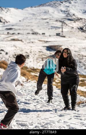 lateinische Leute in den schneebedeckten Bergen Stockfoto