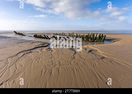 Das Schiffswrack der SS Nornen im Sand am Berrow Beach in Bridgwater Bay, Somerset, England. Stockfoto