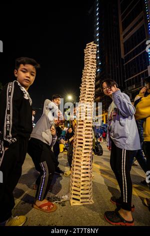 Kinder auf dem Nachtmarkt von Cao Bang in Nordvietnam Stockfoto