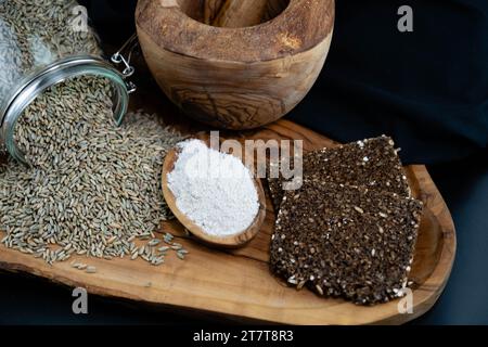 Ein Haufen Vollkornroggen Secale Cereale Olivenholz Stockfoto