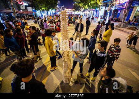 Kinder auf dem Nachtmarkt von Cao Bang in Nordvietnam Stockfoto