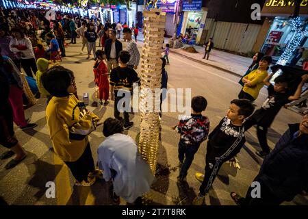 Kinder auf dem Nachtmarkt von Cao Bang in Nordvietnam Stockfoto