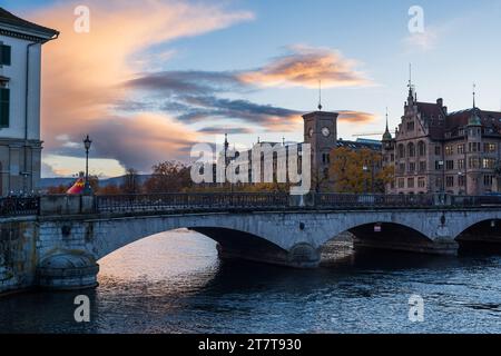 Blick auf die Münsterbrücke oder Münsterbrücke in Zürich Stadt Schweiz. Blickwinkel, Sonnenuntergang, dramatische Wolkenlandschaft, keine Leute. Stockfoto
