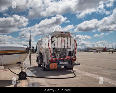 Ein Tankwagen, der ein Flugzeug betankt Stockfoto
