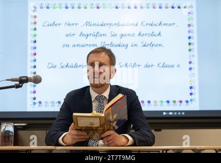 Stolpen, Deutschland. November 2023. Michael Kretschmer (CDU), Ministerpräsident von Sachsen, liest aus dem Buch „mein Freund Otto, das wilde Leben und ich“ von Silke Lambeck an Grundschüler im 4. Lebensjahr im Rahmen des bundesweiten Vorlesetages an der Basaltus Grundschule. Der bundesweite Vorlesetag wurde 2004 von der Wochenzeitung „die Zeit“, der Reading Foundation und der Deutschen Bahn ins Leben gerufen. Robert Michael/dpa/Alamy Live News Stockfoto