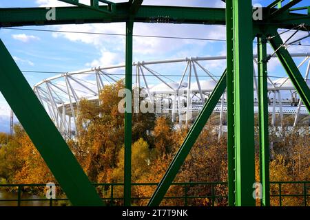 Die Kvassay-Brücke, Kvassay versteckte sich, mit dem Nemzeti Atletikai Kozpont, Budapest, Ungarn Stockfoto