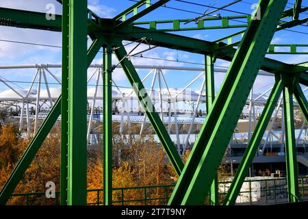 Die Kvassay-Brücke, Kvassay versteckte sich, mit dem Nemzeti Atletikai Kozpont, Budapest, Ungarn Stockfoto