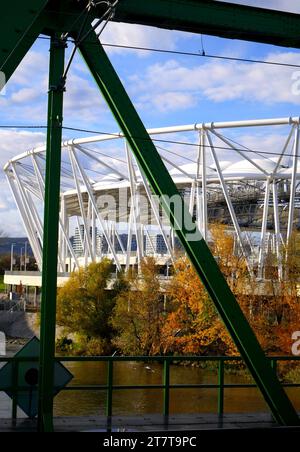 Die Kvassay-Brücke, Kvassay versteckte sich, mit dem Nemzeti Atletikai Kozpont, Budapest, Ungarn Stockfoto