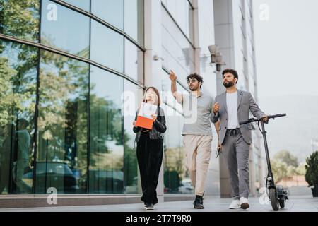 Ein Geschäftsteam bespricht die Arbeit im Freien, analysiert die Finanzplanung und Vertriebsstrategie, um Wachstum und Innovation in einer städtischen Stadt zu erreichen. Stockfoto