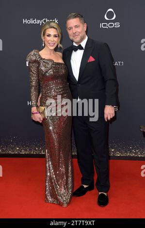 Miriam Rehbein mit Begleitung bei der 75. Bambi-Verleihung 2023 in der Bavaria Filmstadt. München, 16.11.2023 *** Miriam Rehbein mit Begleitung bei den Bambi Awards 75 2023 in der Bavaria Filmstadt München, 16 11 2023 Foto:XF.xKernx/xFuturexImagex bambi 3238 Credit: Imago/Alamy Live News Stockfoto