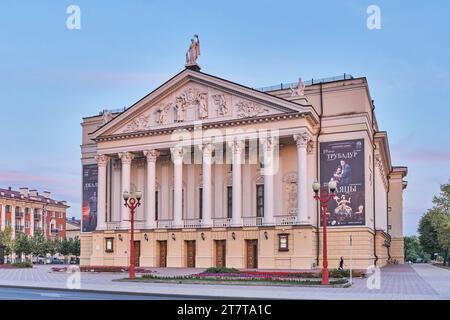 Kasan, Russland - 16. Juni 2023: Haupteingang des Tatarischen Akademischen Staatsoper- und Balletttheaters, benannt nach M. Jalil, 1956. Im Stil eines modernen Neoc Stockfoto