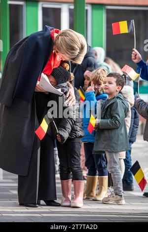 Brüssel, Belgien November 2023. Königin Mathilde von Belgien interagiert mit Kindern bei der Abreise einer königlichen Lesung im Kindergarten „GVKS Groenendaal“ in Merksem, Antwerpen während der Woche des Vorlesens am Freitag, den 17. November 2023. BELGA PHOTO JONAS ROOSENS Credit: Belga News Agency/Alamy Live News Stockfoto