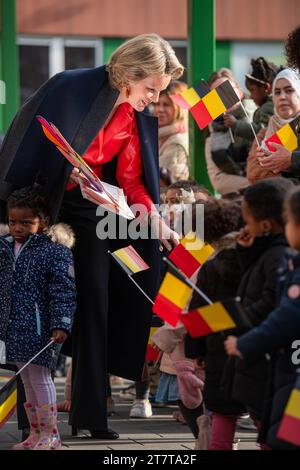 Brüssel, Belgien November 2023. Königin Mathilde von Belgien interagiert mit Kindern bei der Abreise einer königlichen Lesung im Kindergarten „GVKS Groenendaal“ in Merksem, Antwerpen während der Woche des Vorlesens am Freitag, den 17. November 2023. BELGA PHOTO JONAS ROOSENS Credit: Belga News Agency/Alamy Live News Stockfoto