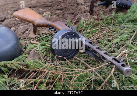 Die PPSh-41 ist ein sowjetisches Maschinengewehr, das von Georgy Shpagin als günstigere und einfachere Alternative zur PPD-40 entworfen wurde. Stockfoto