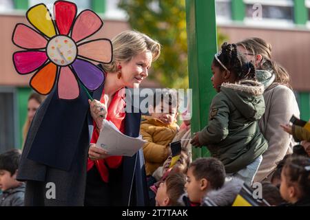 Brüssel, Belgien November 2023. Königin Mathilde von Belgien interagiert mit Kindern bei der Abreise einer königlichen Lesung im Kindergarten „GVKS Groenendaal“ in Merksem, Antwerpen während der Woche des Vorlesens am Freitag, den 17. November 2023. BELGA PHOTO JONAS ROOSENS Credit: Belga News Agency/Alamy Live News Stockfoto