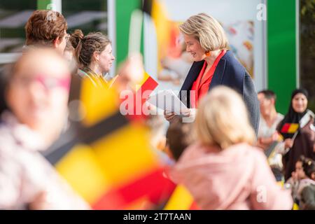 Brüssel, Belgien November 2023. Königin Mathilde von Belgien interagiert mit Kindern bei der Abreise einer königlichen Lesung im Kindergarten „GVKS Groenendaal“ in Merksem, Antwerpen während der Woche des Vorlesens am Freitag, den 17. November 2023. BELGA PHOTO JONAS ROOSENS Credit: Belga News Agency/Alamy Live News Stockfoto