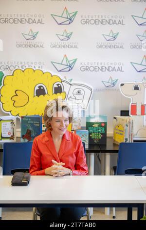 Brüssel, Belgien November 2023. Königin Mathilde von Belgien wird während eines Rundtischgesprächs während einer königlichen Lesesitzung im Kindergarten „GVKS Groenendaal“ in Merksem, Antwerpen, während der Woche des Vorlesens am Freitag, den 17. November 2023, im Bild dargestellt. BELGA PHOTO JONAS ROOSENS Credit: Belga News Agency/Alamy Live News Stockfoto