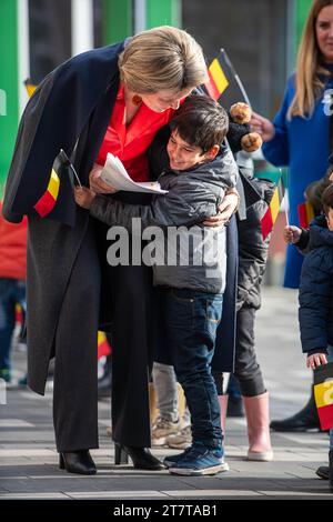 Brüssel, Belgien November 2023. Königin Mathilde von Belgien interagiert mit Kindern bei der Abreise einer königlichen Lesung im Kindergarten „GVKS Groenendaal“ in Merksem, Antwerpen während der Woche des Vorlesens am Freitag, den 17. November 2023. BELGA PHOTO JONAS ROOSENS Credit: Belga News Agency/Alamy Live News Stockfoto