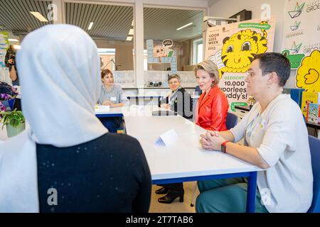 Brüssel, Belgien November 2023. Königin Mathilde von Belgien wird während eines Rundtischgesprächs während einer königlichen Lesesitzung im Kindergarten „GVKS Groenendaal“ in Merksem, Antwerpen, während der Woche des Vorlesens am Freitag, den 17. November 2023, im Bild dargestellt. BELGA PHOTO JONAS ROOSENS Credit: Belga News Agency/Alamy Live News Stockfoto