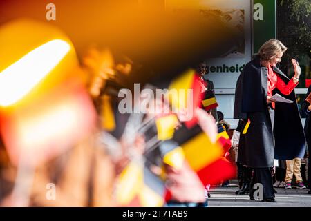 Brüssel, Belgien November 2023. Königin Mathilde von Belgien interagiert mit Kindern bei der Abreise einer königlichen Lesung im Kindergarten „GVKS Groenendaal“ in Merksem, Antwerpen während der Woche des Vorlesens am Freitag, den 17. November 2023. BELGA PHOTO JONAS ROOSENS Credit: Belga News Agency/Alamy Live News Stockfoto