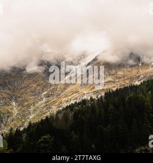 Blick auf die italienischen alpen, umrahmt von Nebel Stockfoto