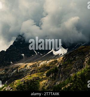 Blick auf die italienischen alpen, umrahmt von Nebel Stockfoto