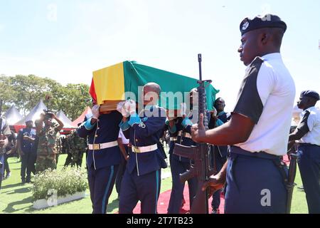 Accra, Ghana. November 2023. Am 16. November 2023 findet auf dem Vorplatz des State House in Accra, der Hauptstadt Ghanas, eine staatliche Beerdigung für die verstorbene ehemalige First Lady Theresa Aba Kufuor statt. Die Veranstaltung wurde um 7.00 Uhr Ortszeit begonnen und wurde von Personen aus allen Gesellschaftsschichten besucht, darunter die ghanaische Präsidentin Nana Addo Dankwa Akufo-Addo und der Vizepräsident Mahamudu Bawumia. Quelle: Seth/Xinhua/Alamy Live News Stockfoto