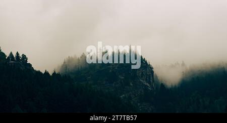 Blick auf die italienischen alpen, umrahmt von Nebel Stockfoto