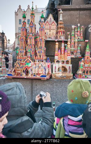 Kinder in Szopki oder Weihnachtskrippen werden bei einem jährlichen Wettbewerb im Dezember auf dem Rynek Glowny oder dem Hauptmarkt in Krakau, Polen, gezeigt Stockfoto