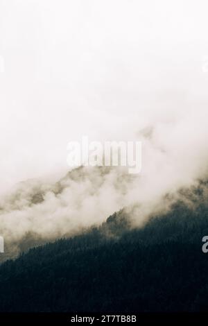 Blick auf die italienischen alpen, umrahmt von Nebel Stockfoto