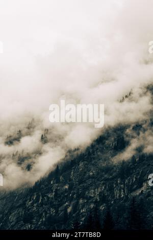 Blick auf die italienischen alpen, umrahmt von Nebel Stockfoto