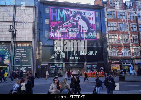 London, Großbritannien. 17. November 2023. Ein Blick auf den neuen HMV-Laden in der Oxford Street in London mit dem legendären Hund Nipper mit Gramaphone. Die Musik- und Unterhaltungskette wurde von Sunrise Records gekauft und soll nach vierjähriger Abwesenheit am 24. November 2023 an ihre ursprüngliche Website 363 Oxford Street zurückkehren. Quelle: amer Gazzal/Alamy Live News Stockfoto