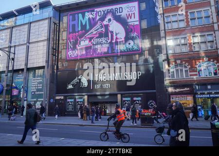 London, Großbritannien. 17. November 2023. Ein Blick auf den neuen HMV-Laden in der Oxford Street in London mit dem legendären Hund Nipper mit Gramaphone. Die Musik- und Unterhaltungskette wurde von Sunrise Records gekauft und soll nach vierjähriger Abwesenheit am 24. November 2023 an ihre ursprüngliche Website 363 Oxford Street zurückkehren. Quelle: amer Gazzal/Alamy Live News Stockfoto