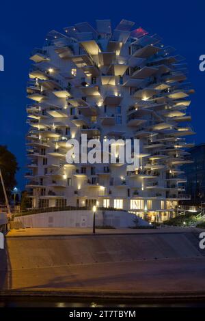 Gebäude „L'Arbre Blanc“ bei Nacht, Architekten: Sou Fujimoto, Nicolas Laisné, Manal Rachdi, Dimitri Roussel. Projektmanager: Evolis, Promeo, SAS L'Arbre Blanc. Bezirk Richter, Port Marianne. Montpellier, Occitanie, Frankreich Stockfoto