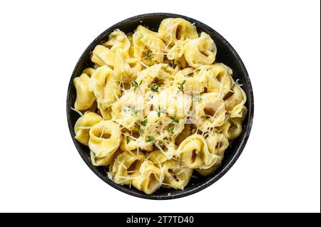 Ravioli-Pasta mit Parmesankäse in einer Pfanne. Italienische Knödel. Isolieren, weißer Hintergrund Stockfoto