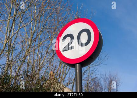 Ein Schild mit einer Geschwindigkeitsbegrenzung von 20 Meilen pro Stunde auf einer Landstraße in North Somerset, England. Stockfoto