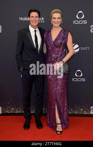 Maria Höfl-Riesch mit Ehemann Marcus Höfl bei der 75. Bambi-Verleihung 2023 in der Bavaria Filmstadt. München, 16.11.2023 *** Maria Höfl Riesch mit Ehemann Marcus Höfl bei den Bambi Awards 75 2023 in der Bavaria Filmstadt München, 16 11 2023 Foto:XF.xKernx/xFuturexImagex bambi 3460 Credit: Imago/Alamy Live News Stockfoto