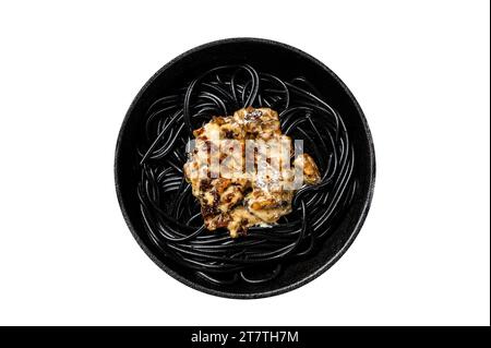 Schwarze Spaghetti-Pasta mit Lachs in Sahnesauce. Isolieren, weißer Hintergrund Stockfoto