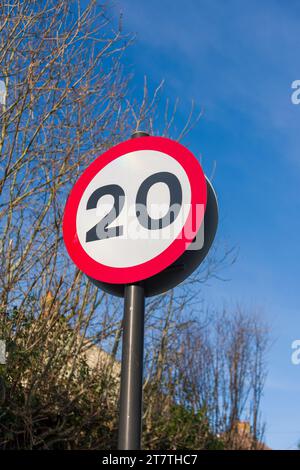 Ein Schild mit einer Geschwindigkeitsbegrenzung von 20 Meilen pro Stunde auf einer Landstraße in North Somerset, England. Stockfoto