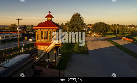 Strasburg, Pennsylvania, 28. Oktober 2021 - ein Blick aus der Luft auf einen restaurierten Railroad Switching Tower bei Sonnenaufgang Stockfoto