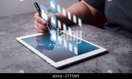 Frauen verwenden ein digitales Tablet, um Dateien zu verwalten. Document Management System (DMS). Produktmanagementsystem, Buchhaltung und Finanzen. Stockfoto