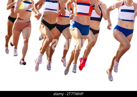 Gruppenläuferinnen Athleten laufen 800 Meter in der Sommerathletik, isoliert auf weißem Hintergrund Stockfoto