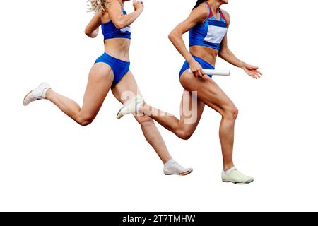 Laufsport- und Staffellauf der Laufbahn der Frauen 4 x 100 Meter in der Sommerathletik, isoliert auf weißem Hintergrund Stockfoto