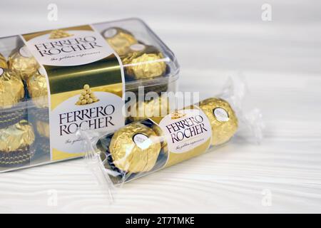 KHARKIV, UKRAINE - 2. JANUAR 2021 Ferrero Rocher - runde Pralinen. Süßigkeiten in Markenverpackung, ein süßes Vergnügen für Kinder und Erwachsene Stockfoto